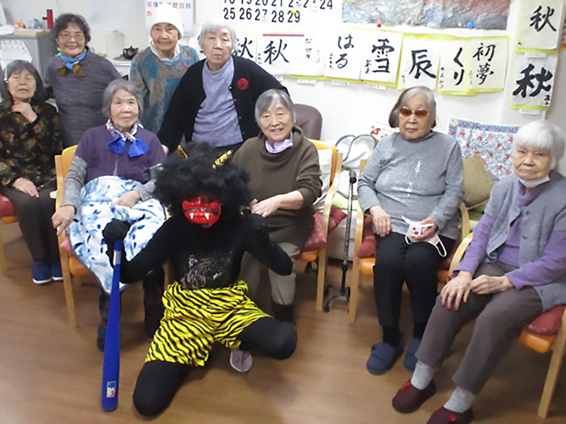 千葉　習志野ぬくもりデイ　節分で利用者さんら棍棒持つ鬼に豆まきで応戦